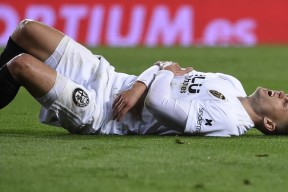 星空体育下载啊-赛后里尔备战国王杯，防线松动细节曝光，压力陡增，身体对抗强度拉满(艾跃进国防经典名言)